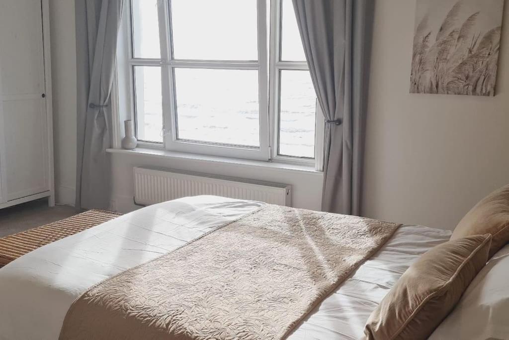Beach View, 4 Bedroom House Opposite The Sea! Sleeps 10 Sandgate Exteriör bild